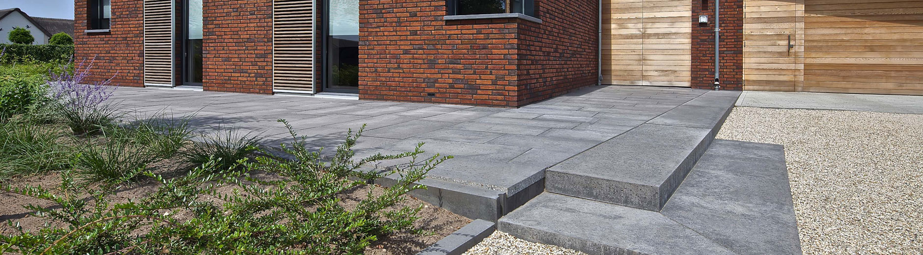 Mooi aangelegde tuin, rondom de woning.