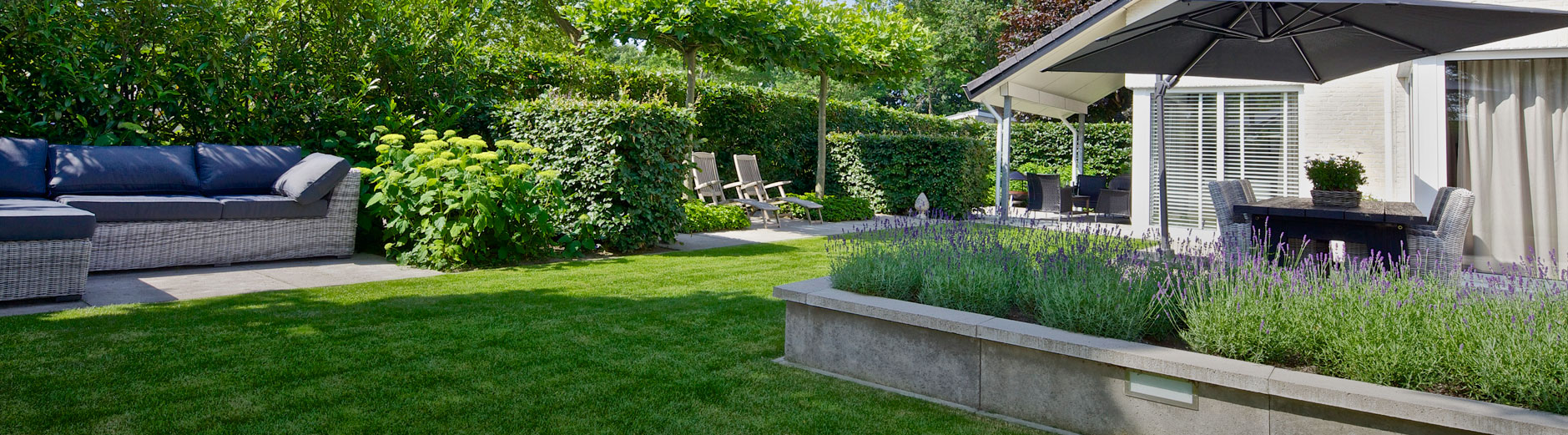 Mooi aangelegde tuin, rondom de woning.